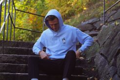 O tinuta zilnica cu un hanorac cu imprimeu