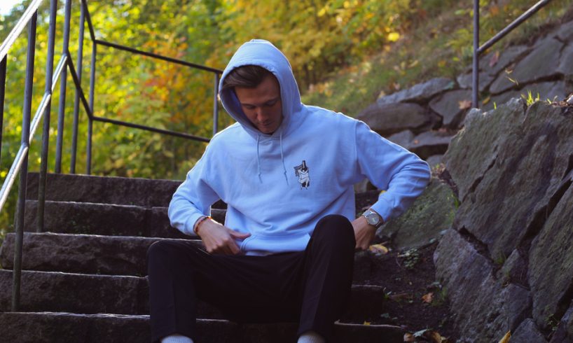 O tinuta zilnica cu un hanorac cu imprimeu